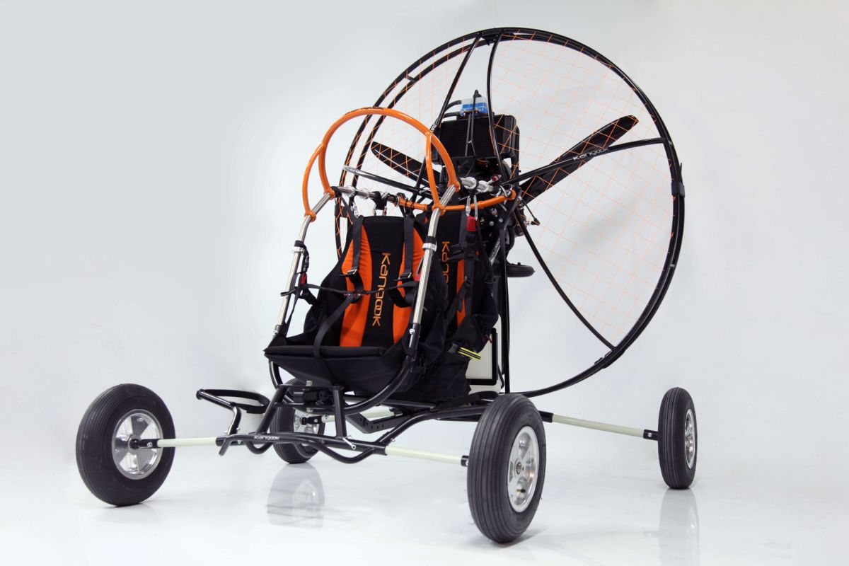 The Nanook Evo trike, ideal for solo or tandem flights, powered by high-performance engines like Polini 303 or Vittorazi Cosmos 300.